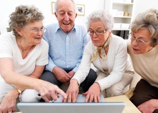 Nonni su internet: Poste Italiane inizia il programma di alfabetizzazione digitale della terza età
