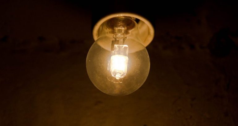 Stop alle lampadine alogene: ecco quanto consumavano più del led