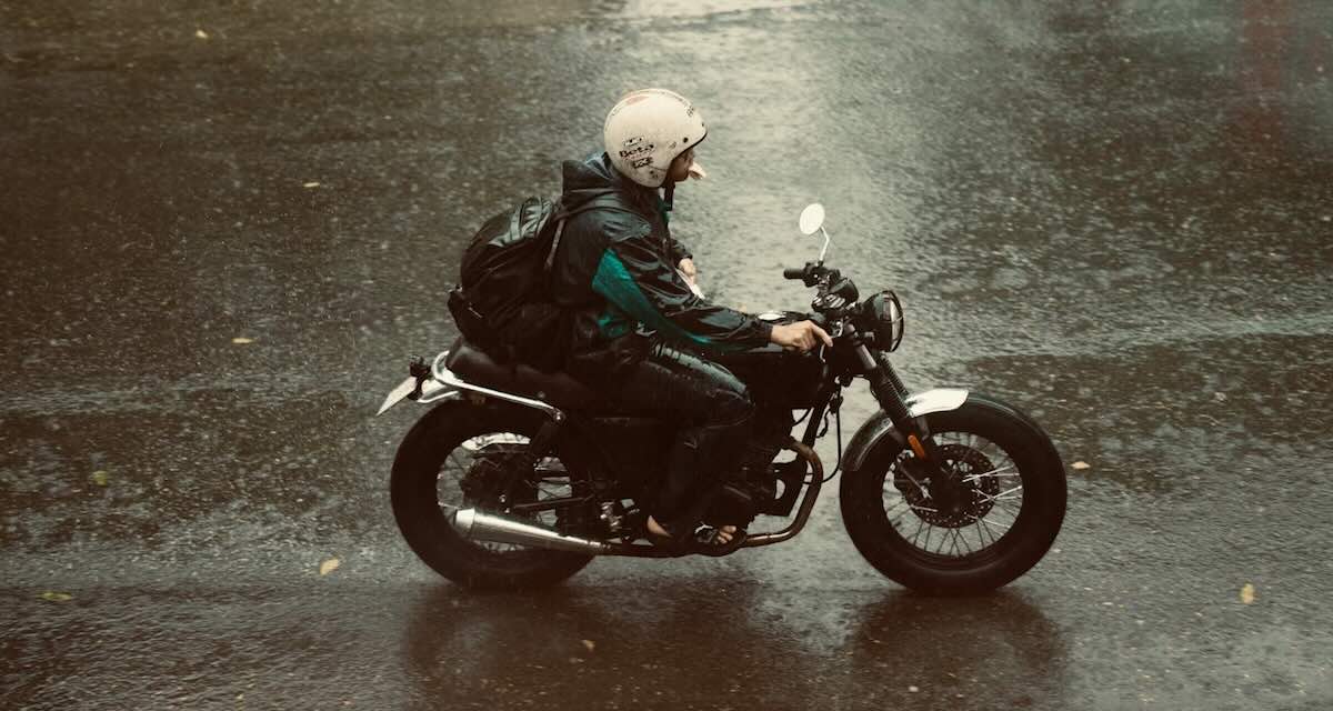 Guidare la moto con la pioggia: 5 consigli per la sicurezza