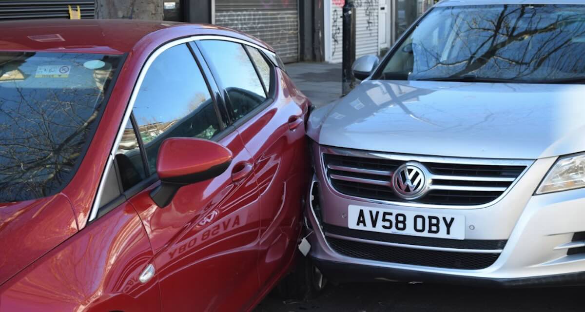 Incidente con auto parcheggiata senza assicurazione: cosa fare
