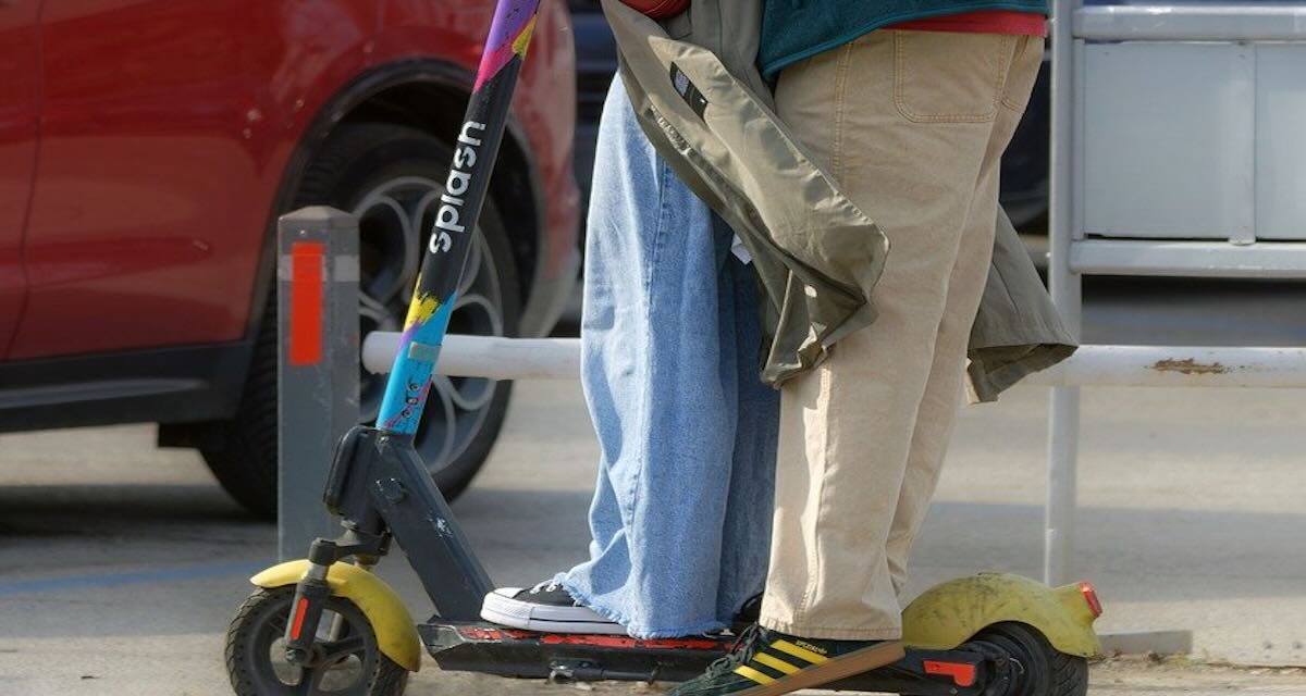 In due sul monopattino: che cosa si rischia?
