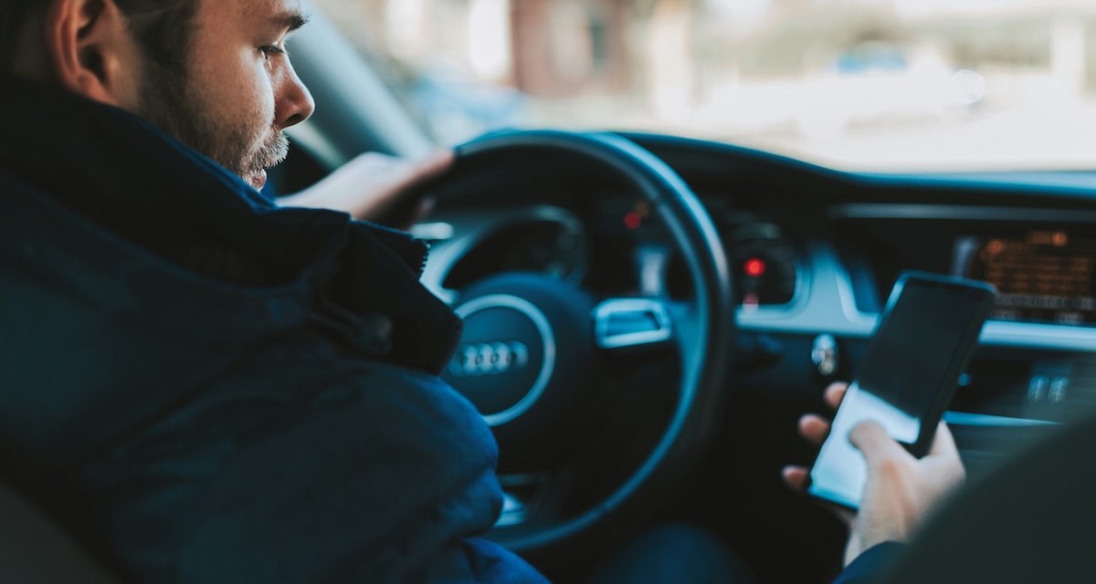 Usi il telefono al semaforo? Ecco a quali rischi potresti incorrere