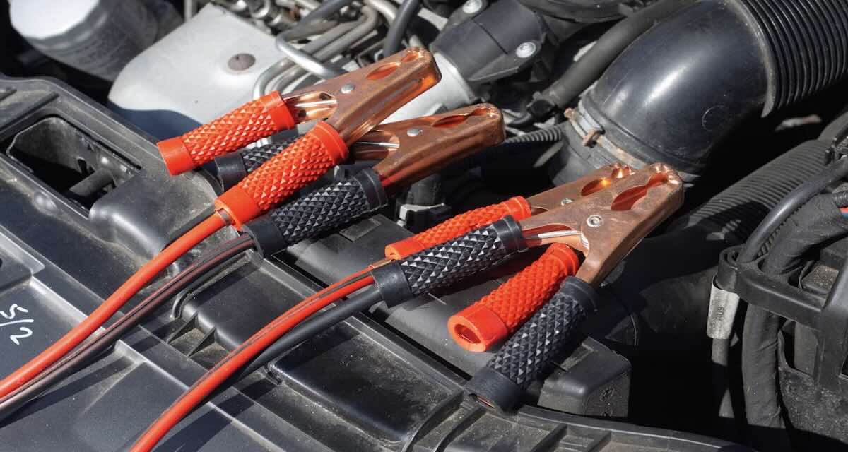 Batteria auto si scarica con il caldo: è possibile?