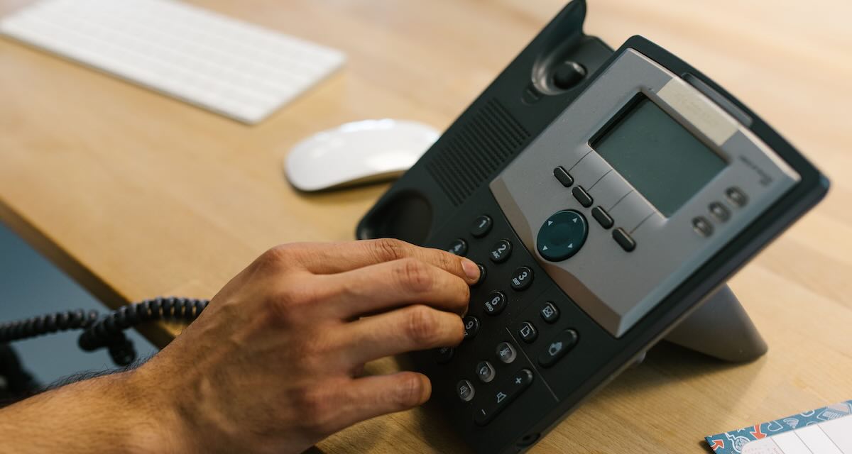 Telefono fisso solo voce per over 70 e 80: offerte e agevolazioni 2026